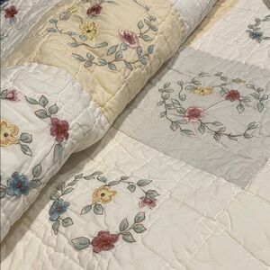 Beautiful pastel color Full/Queen hand stitched quilt with floral accents